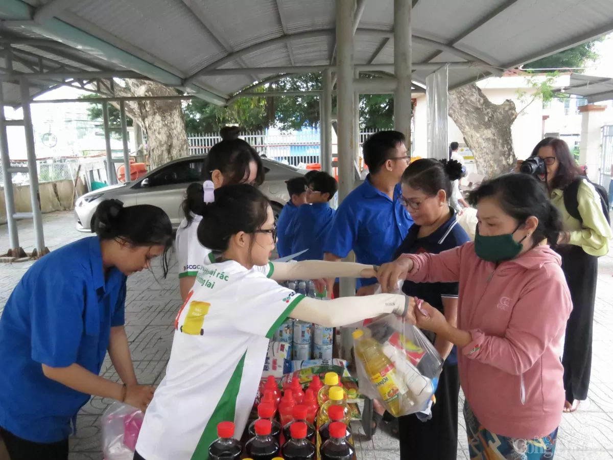 Vũng Tàu: LSP tặng 160 thùng rác tái chế và đổi quà lấy rác tại xã Long Sơn