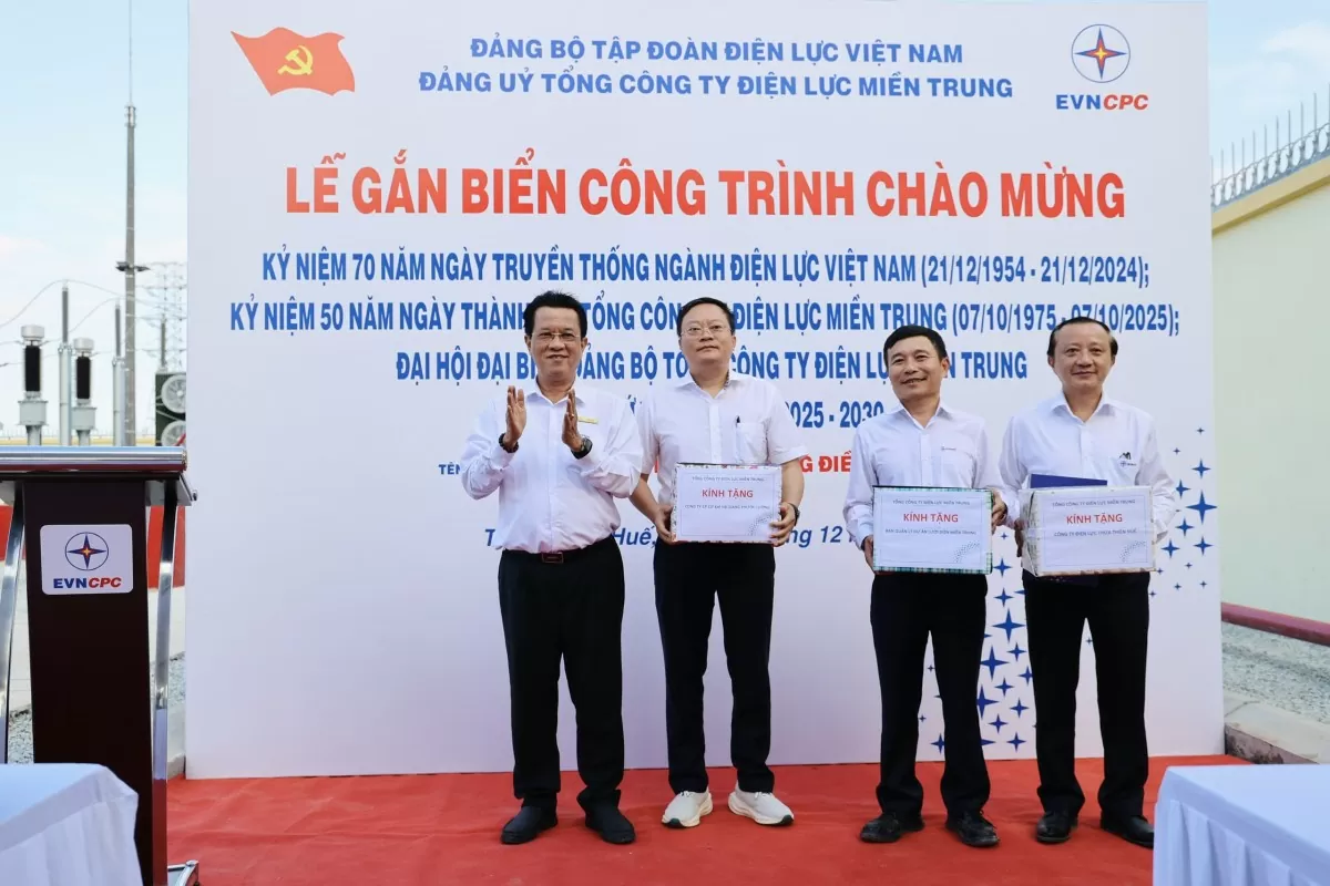 Lãnh đạo EVNCPC tặng quà cho các đơn vị tham gia thi công, đưa dự án về đích vượt tiến độ