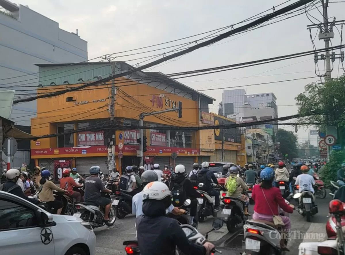 Hai mặt bằng nằm trên đường Nguyễn Gia Trí (quận Bình Thạnh) cũng chịu cảnh đợi khách thuê.