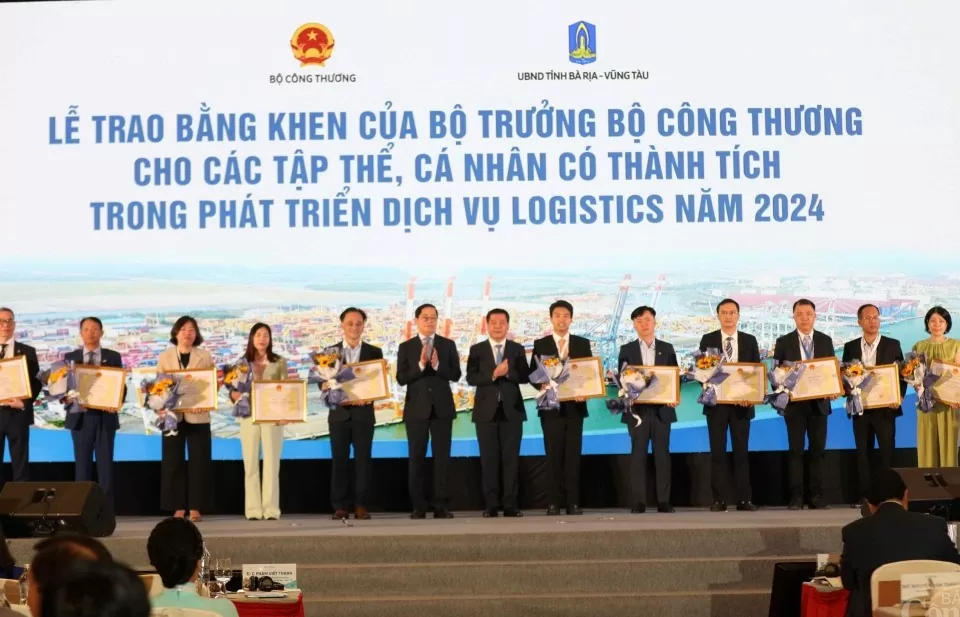 bo truong nguyen hong dien tang bang khen cho 20 tap the ca nhan dong gop xuat sac trong phat trien logistics