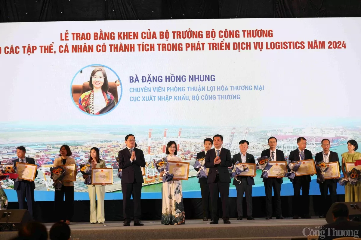 Bộ trưởng Nguyễn Hồng Diên tặng bằng khen cho 20 tập thể, cá nhân đóng góp xuất sắc trong phát triển Logistics