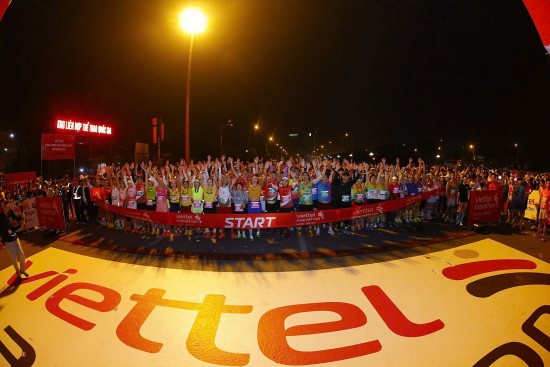 hon 10000 van dong vien tu 24 quoc gia va vung lanh tho tham gia viettel marathon 2024 chang viet nam