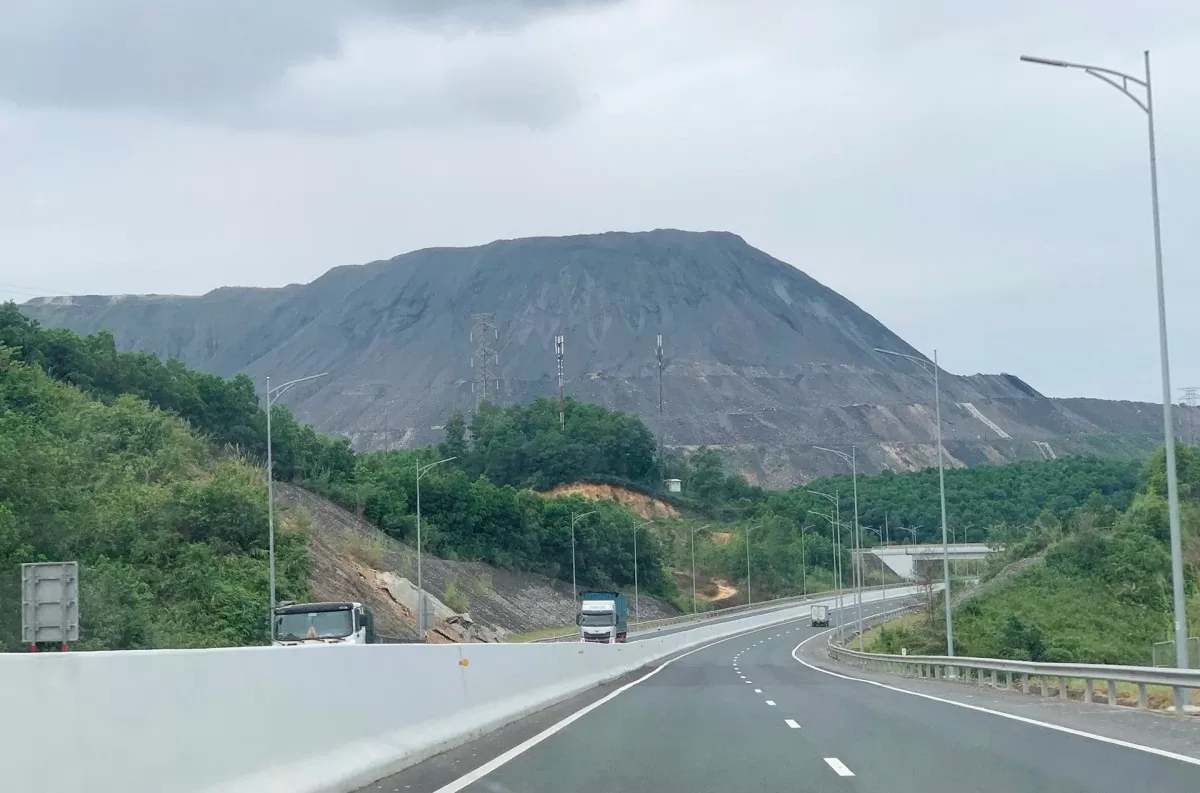 Những "núi đất, đá" thải mỏ hiện có trữ lượng lên tới trên 1 tỷ m3 nếu được đưa vào làm vật liệu san lấp sẽ giải quyết cho tỉnh Quảng Ninh đẩy nhanh triển khai các dự án trên địa bàn tỉnh Quảng Ninh - Ảnh: Phạm Hoạch