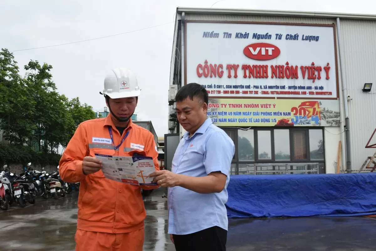 EVNHANOI tăng cường tuyên truyền sử dụng điện an toàn, tiết kiệm và phòng chống cháy nổ tới khách hàng. Ảnh: EVNHANOI