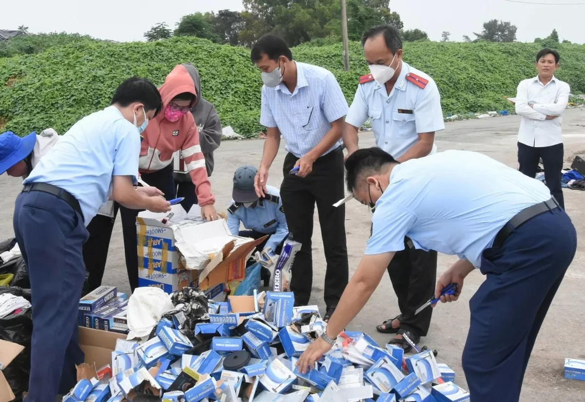 Cục Quản lý thị trường tỉnh Bạc Liêu đã tổ chức tiêu hủy số lượng lớn hàng hóa vi phạm