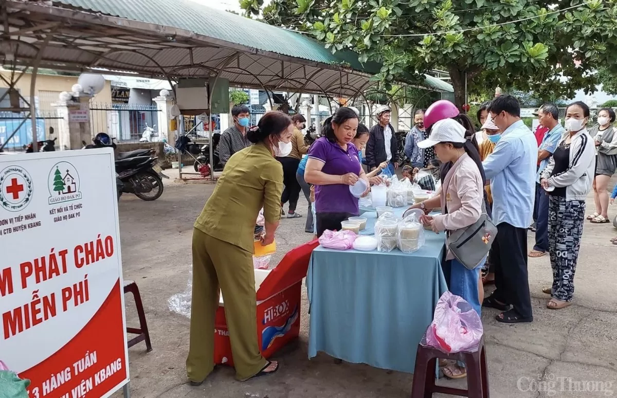 Gia Lai: Ấm lòng những suất cơm miễn phí đến với bệnh nhân nghèo