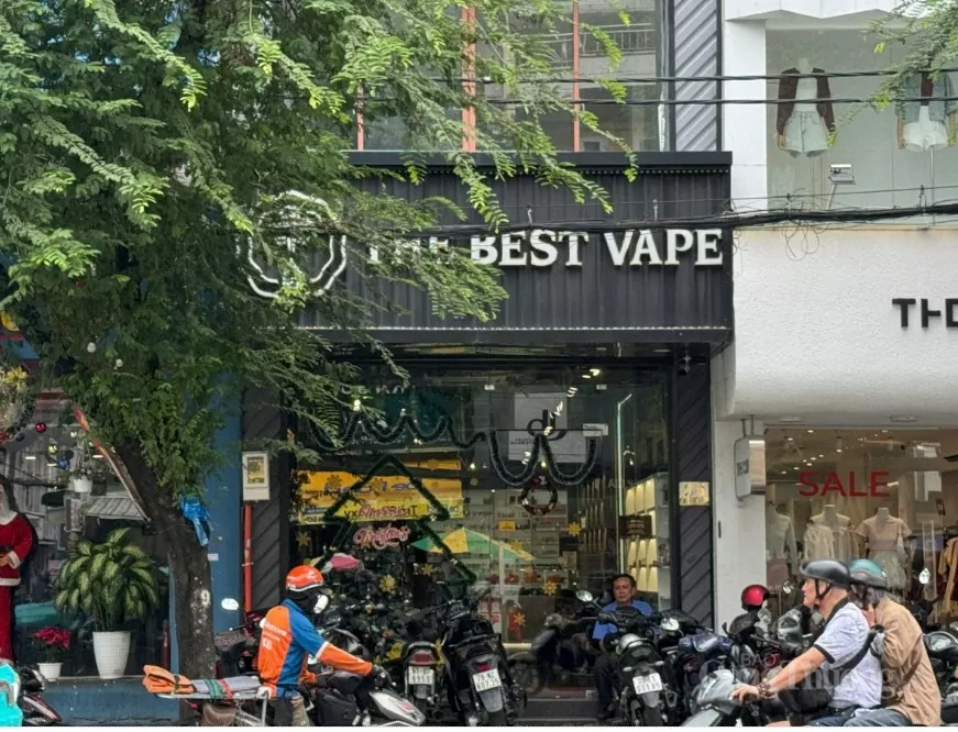 Cửa hàng thuốc lá điện tử The Best Vape trên đường Nguyễn Gia Trí (quận Bình Thạnh).