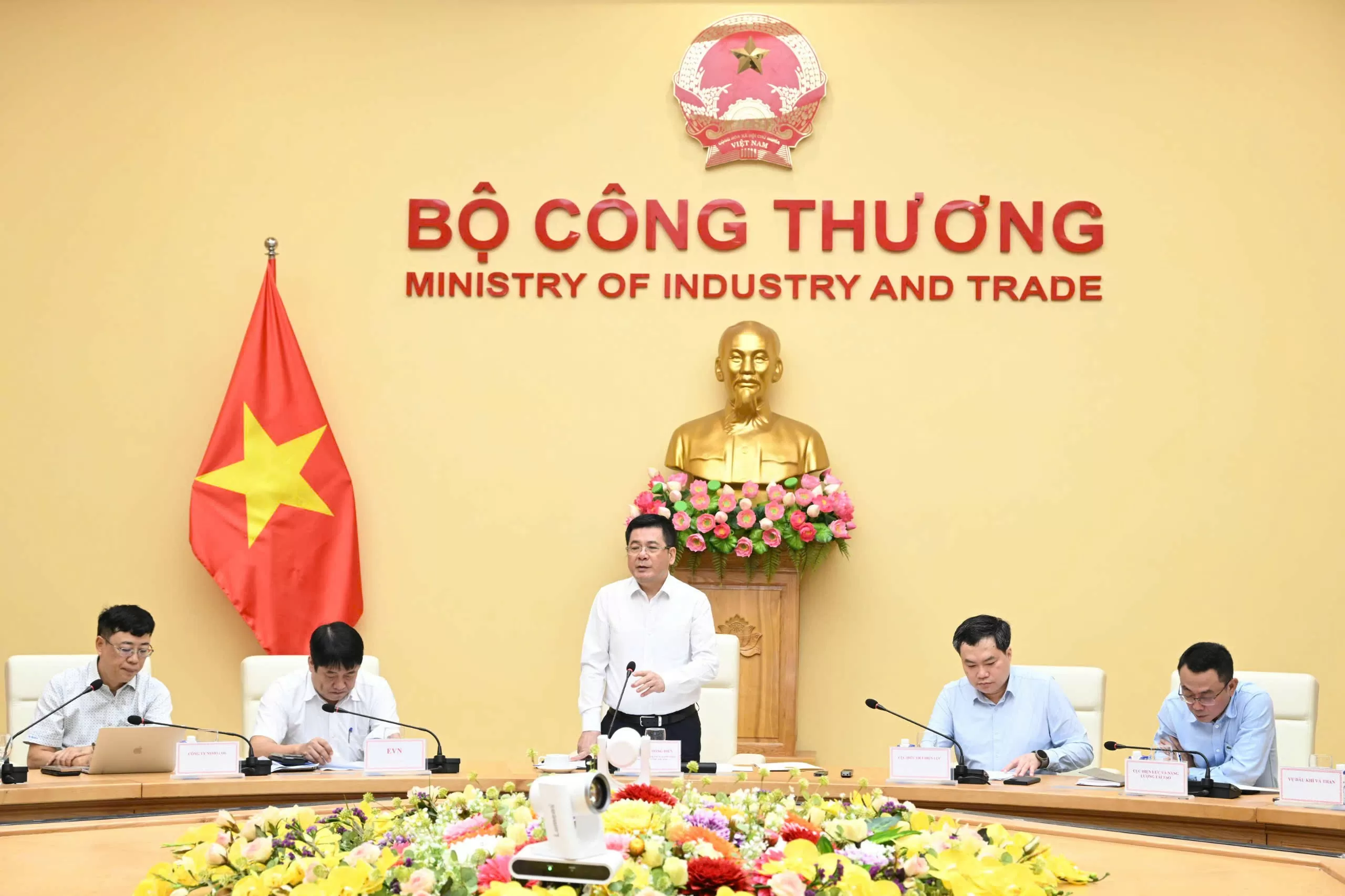 Bộ trưởng Bộ Công thuơng Nguyễn Hồng Diên chủ trì cuộc họp với lãnh đạo một số Bộ, ngành, địa phương, Tập đoàn Điện lực Việt Nam (EVN) và một số đơn vị liên quan về tình hình triển khai các dự án lưới điện ngày 6/11. Ảnh: Cấn Dũng