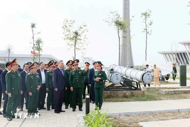 Tổng Bí thư Tô Lâm, Bí thư Quân ủy Trung ương thăm Bảo tàng Lịch sử Quân sự Việt Nam. Ảnh: TTXVN