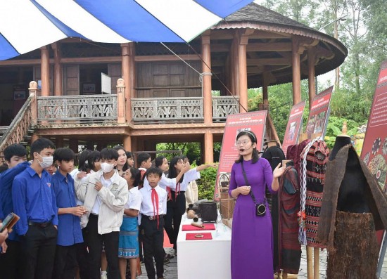 huyen a luoi tiep tuc giu gin va phat huy gia tri van hoa cac dan toc thieu so