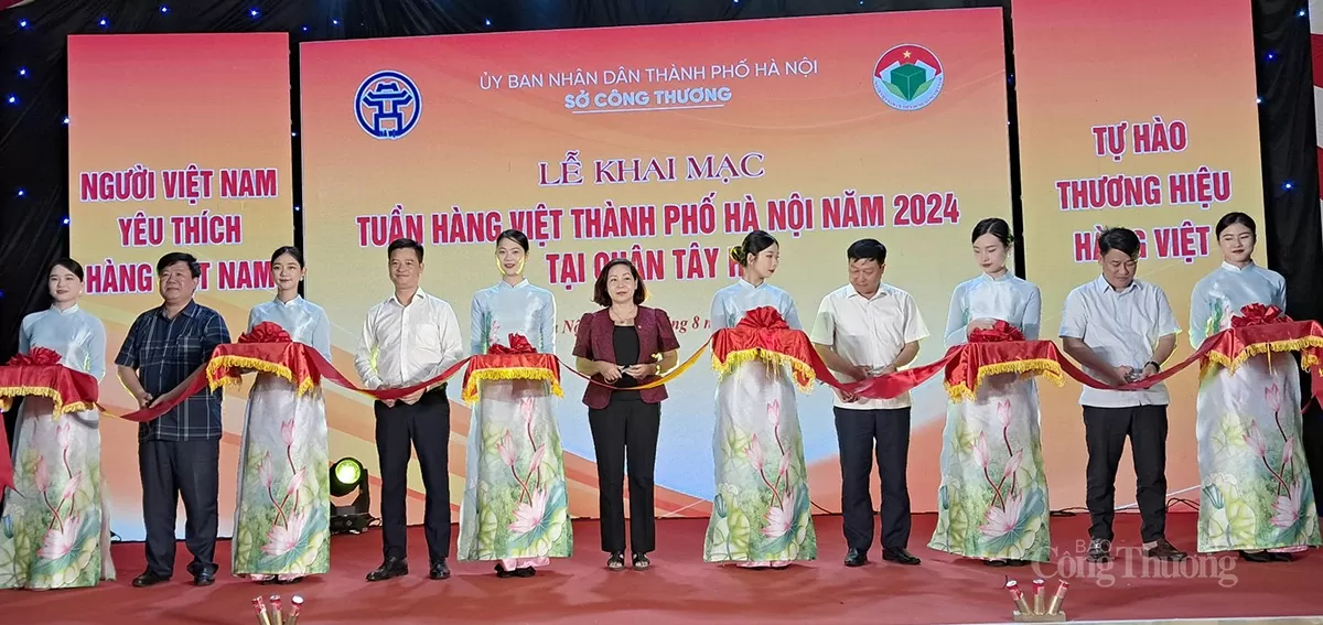 Các đại biểu cắt băng khai mạc Tuần hàng Việt thành phố Hà Nội năm 2024 tại quận Tây Hồ