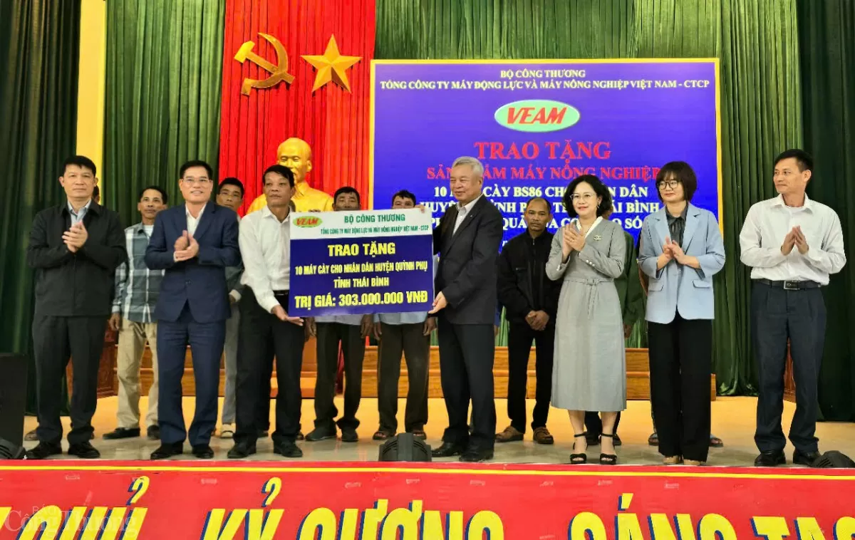 Nông dân Quỳnh Phụ (Thái Bình) vui mừng đón nhận máy cày do VEAM trao tặng