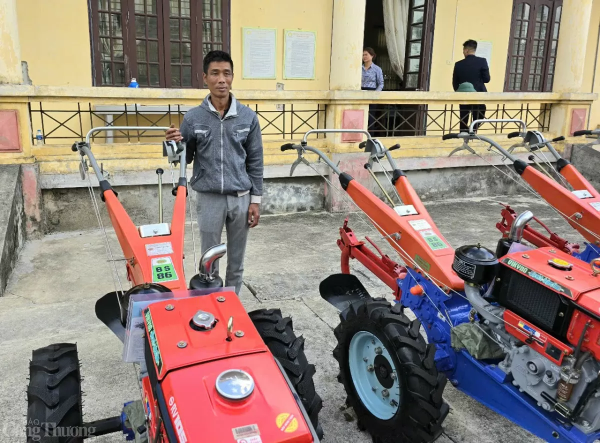 Nông dân Quỳnh Phụ (Thái Bình) vui mừng đón nhận máy cày do VEAM trao tặng