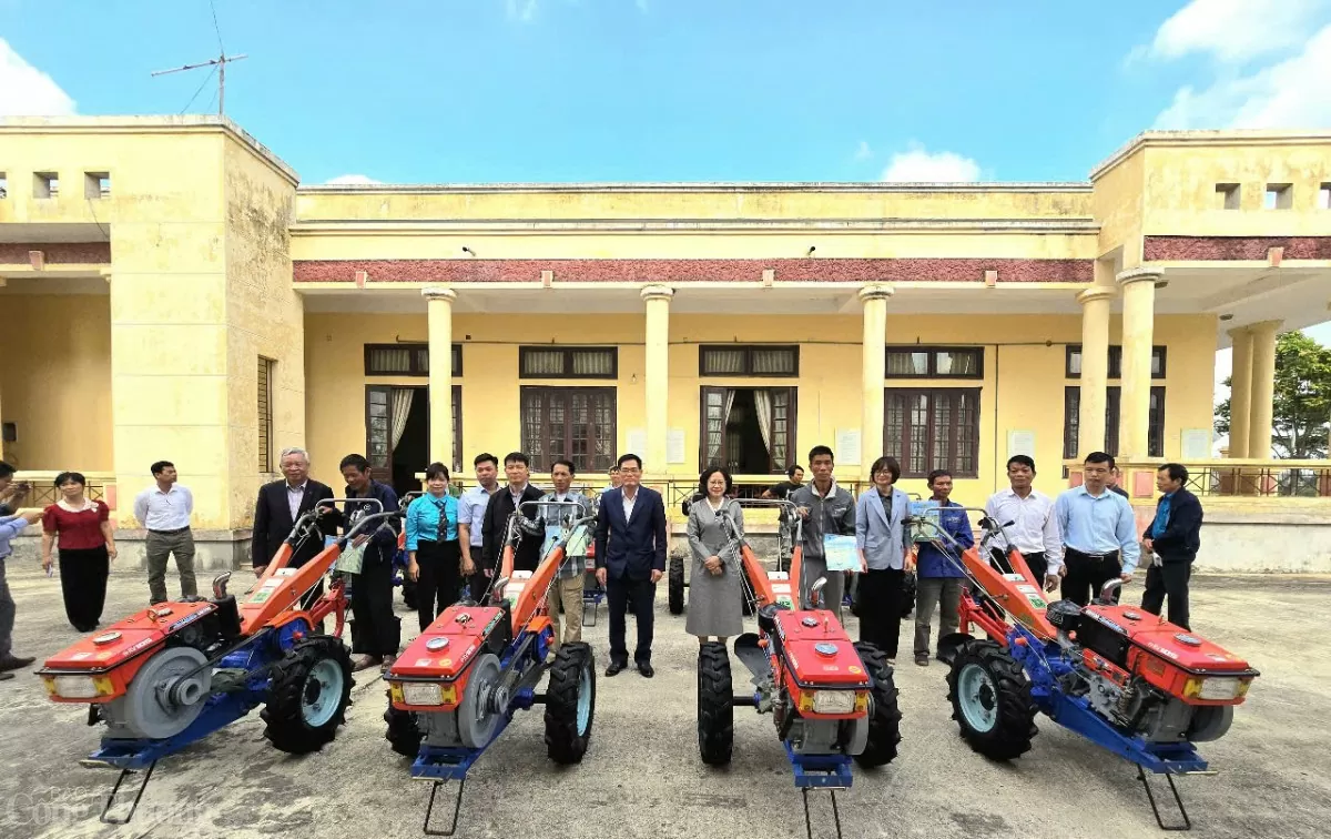 Nông dân Quỳnh Phụ (Thái Bình) vui mừng đón nhận máy cày do VEAM trao tặng