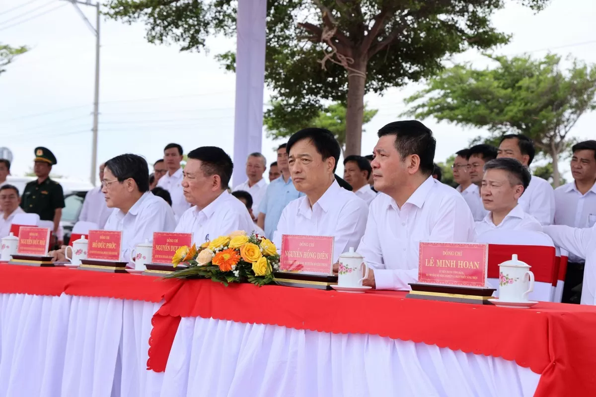 Tổng Bí thư Tô Lâm đi khảo sát địa điểm xây dựng Nhà máy điện hạt nhân Ninh Thuận 1
