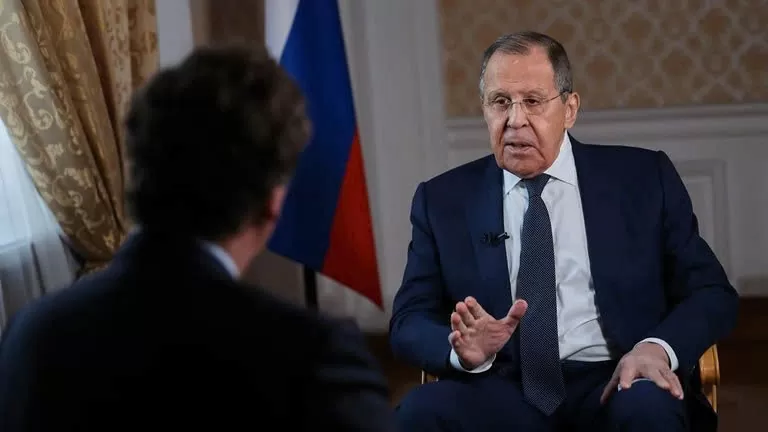 Bộ trưởng Ngoại giao Nga Sergey Lavrov trong cuộc phỏng vấn với nhà báo Mỹ Tucker Carlson. Ảnh: RT