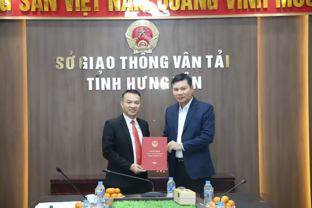 Phó Chủ tịch Thường trực UBND tỉnh Nguyễn Lê Huy trao quyết định tiếp nhận vào công chức và bổ nhiệm Phó Giám đốc Sở Giao thông Vận tải. Ảnh: Báo Hưng Yên