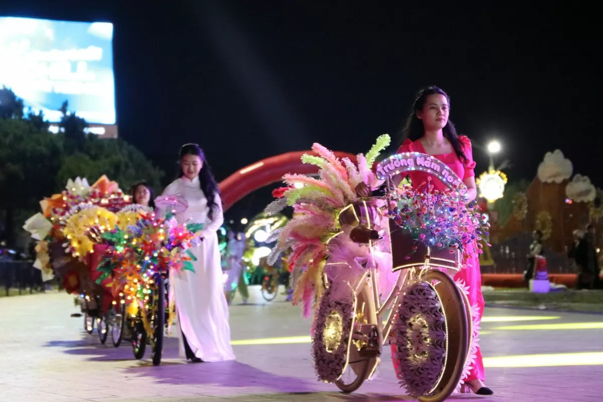Đà Lạt đẹp lung linh và huyền ảo bởi lễ hội carnaval đường phố