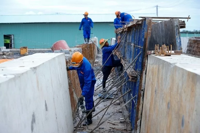 Tính đến cuối tháng 11, Công nhân thi công tuyến cao tốc Châu Đốc - Cần Thơ - Sóc Trăng. Ảnh Đỗ Kiều