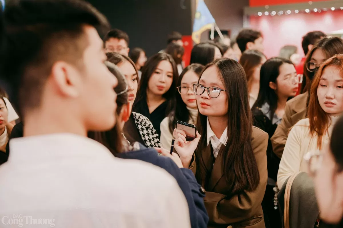 Giới trẻ nô nức đến tham quan Bảo tàng Lịch sử Quân sự Việt Nam