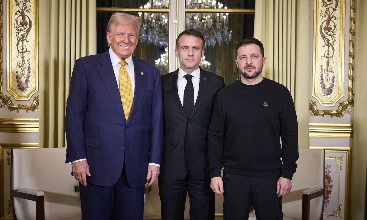 Tổng thống đắc cử Donald Trump (bên trái), Tổng thống Pháp Emmanuel Macron (giữa) và Tổng thống Volodymyr Zelensky (phải) tại Điện Elysee