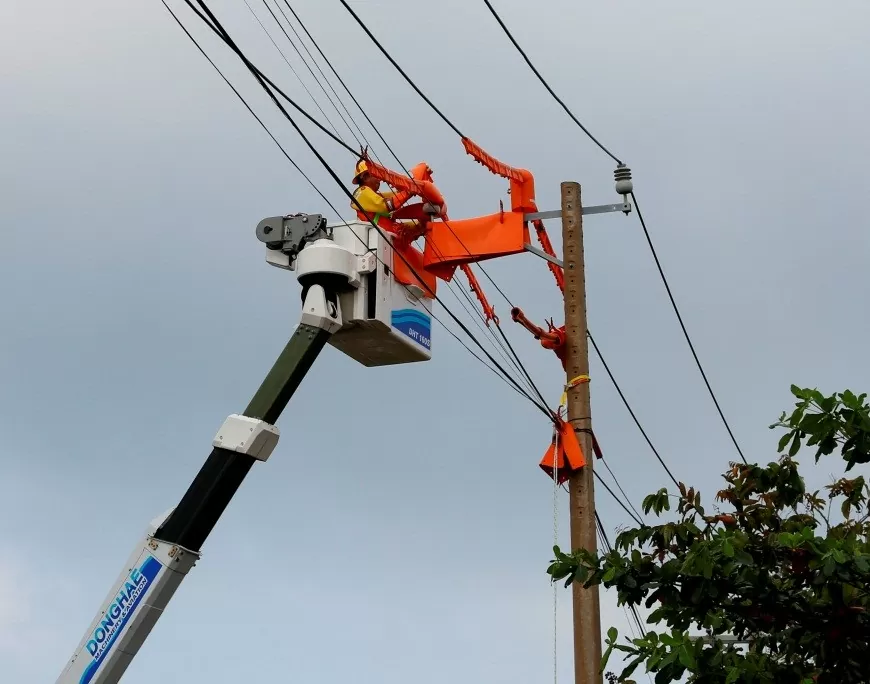Đội sửa chữa điện nóng thay sứ cách điện trên 1 nhánh đường dây 22kV đang vận hành.