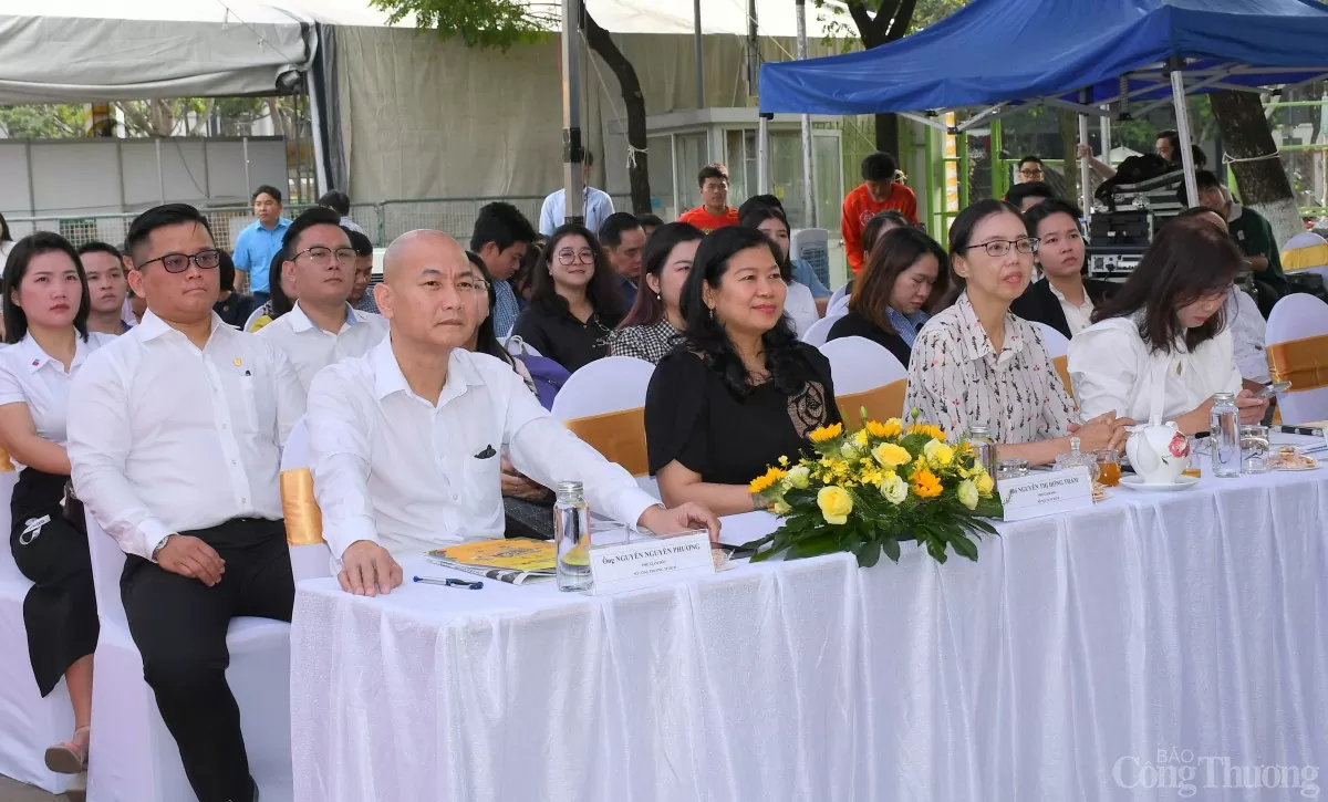 TP. Hồ Chí Minh: Bán hàng bình ổn thị trường Tết, nhiều hàng hóa giảm giá sâu