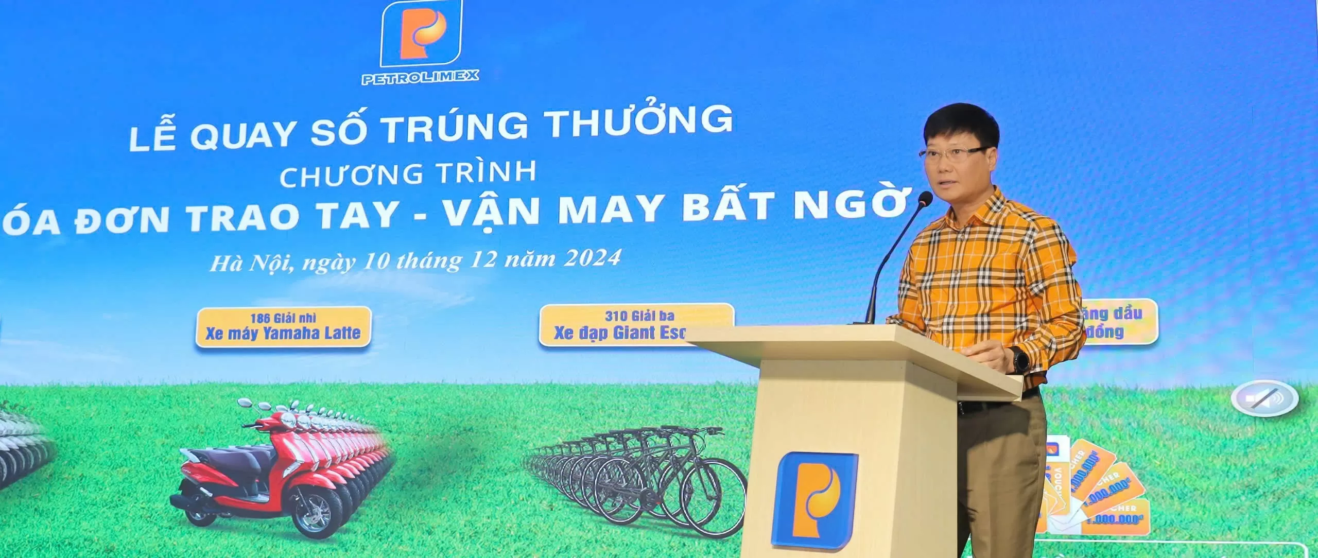 Thành viên HĐQT - Phó Tổng Giám đốc Petrolimex Lưu Văn Tuyển phát biểu tại Lễ quay số