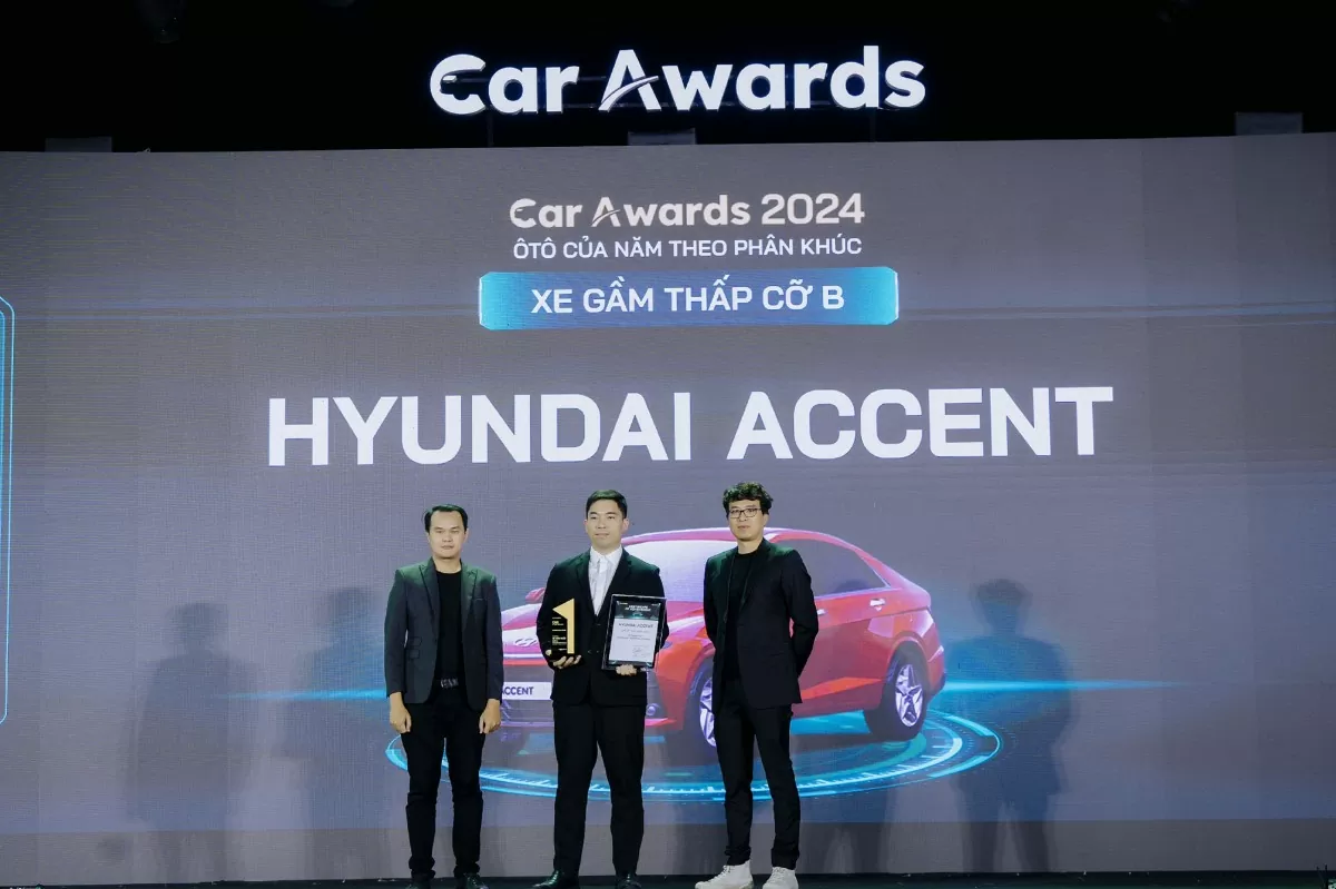Dai dien HTV nhan giai thuong cho Hyundai Accent