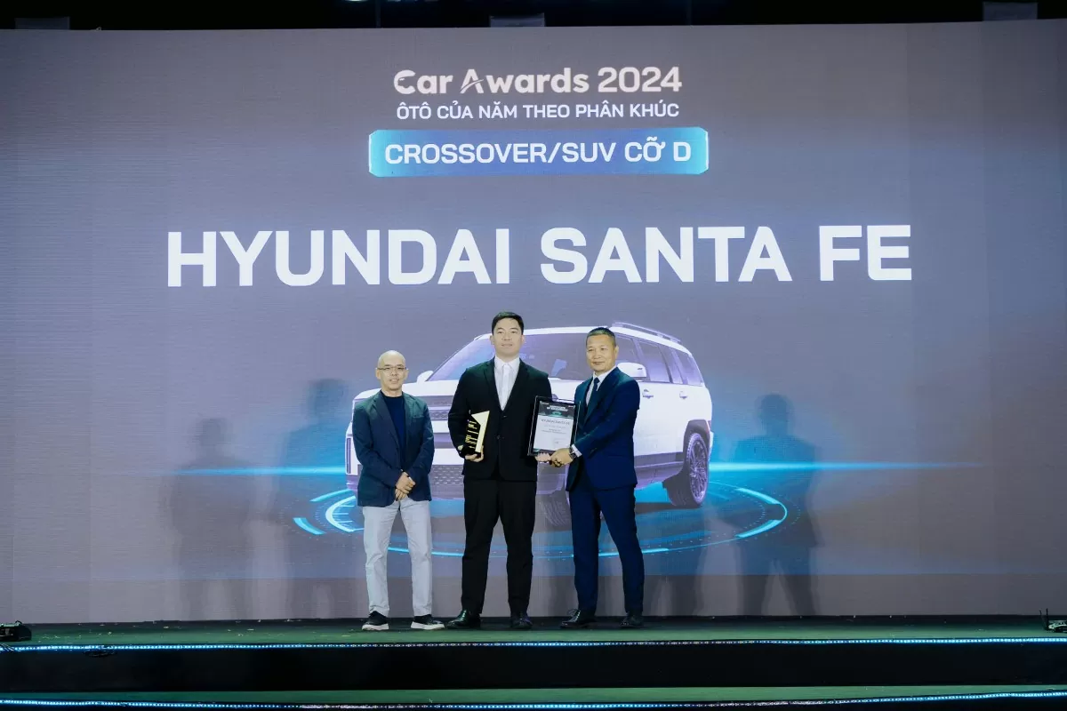 Dai dien HTV nhan giai thuong cho Hyundai Santa Fe
