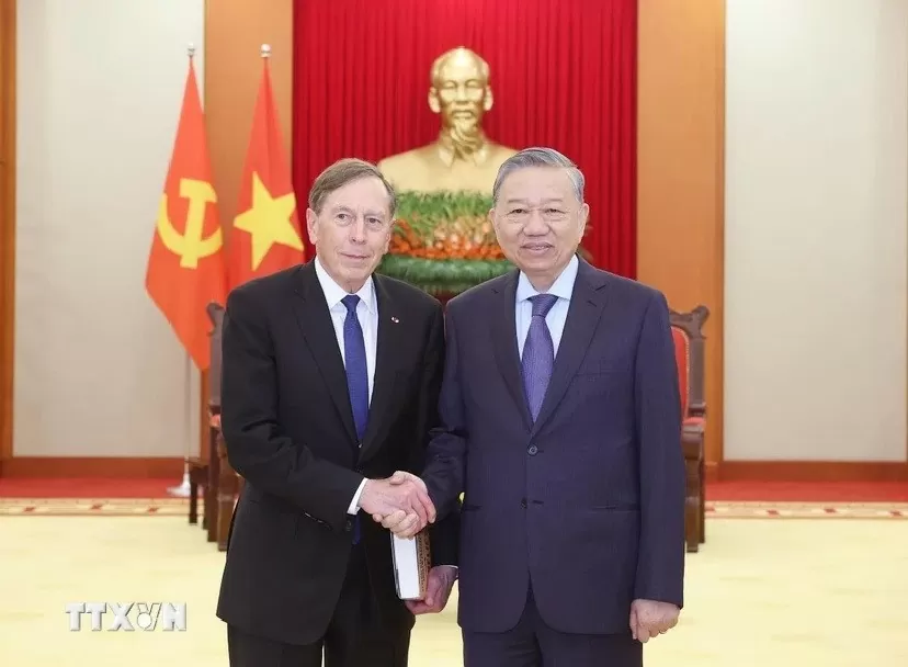 Tổng Bí thư Tô Lâm tiếp Đại tướng David Petraeus, đồng sở hữu Quỹ kiêm Chủ tịch Viện Toàn cầu Quỹ đầu tư Kohlberg Kravis Roberts (KKR) của Hoa Kỳ. (Ảnh: TTXVN)