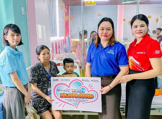 fpt long chau dong hanh trao yeu thuong den cac benh nhi tai benh vien tw hue