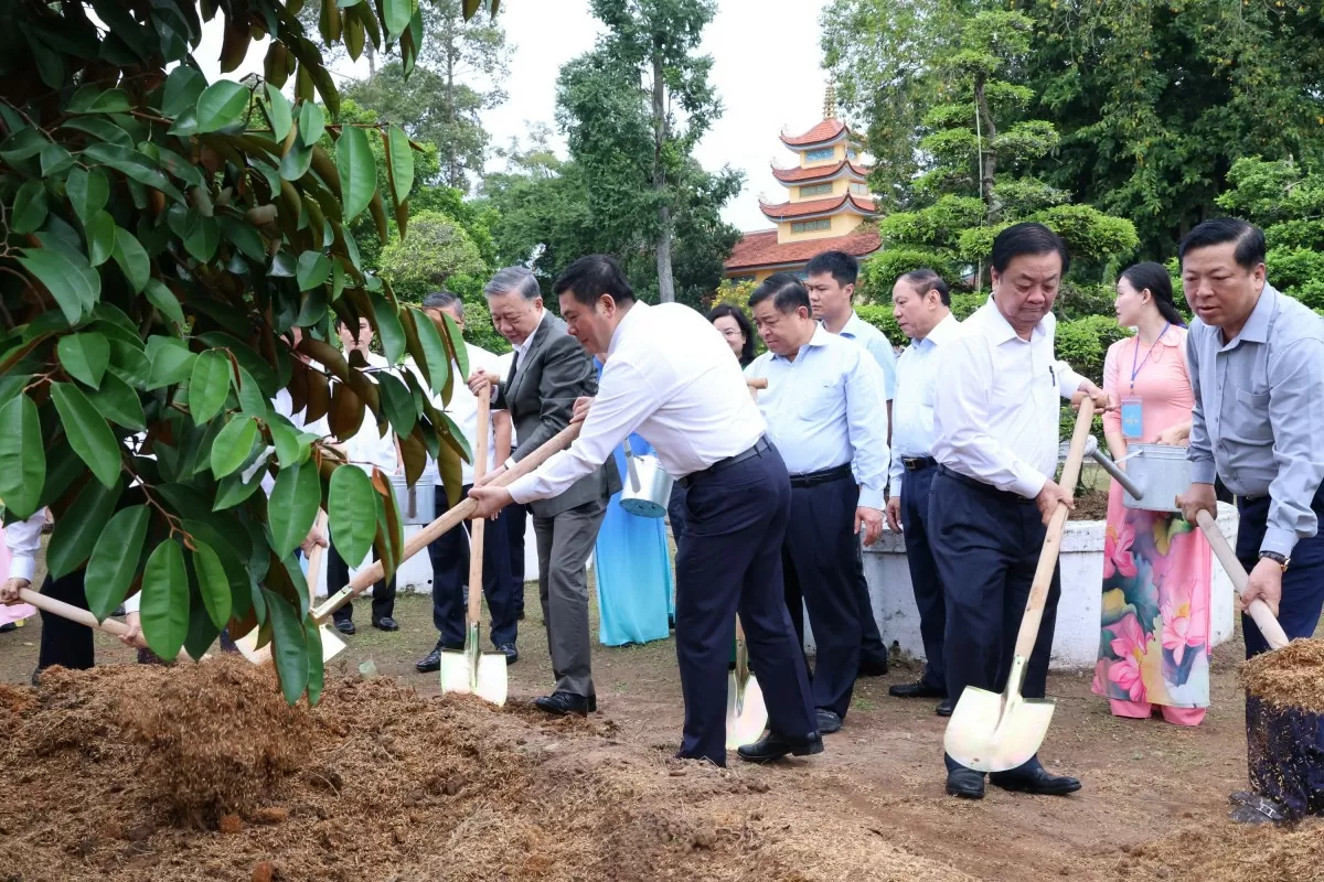 Chùm ảnh: Tổng Bí thư Tô Lâm dâng hương tưởng niệm Cụ Nguyễn Sinh Sắc