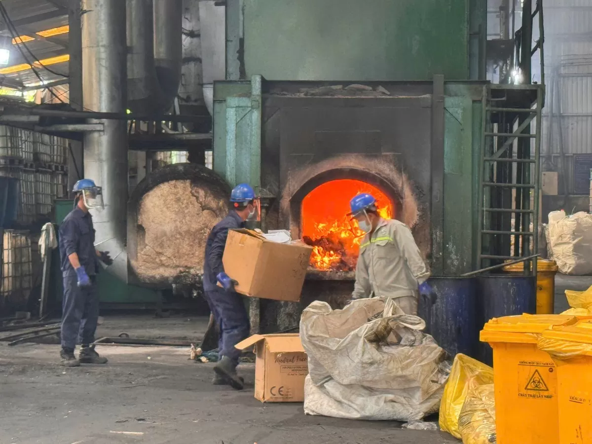 Cục Quản lý thị trường TP. Hồ Chí Minh tiêu hủy hàng hóa bằng phương pháp đốt 