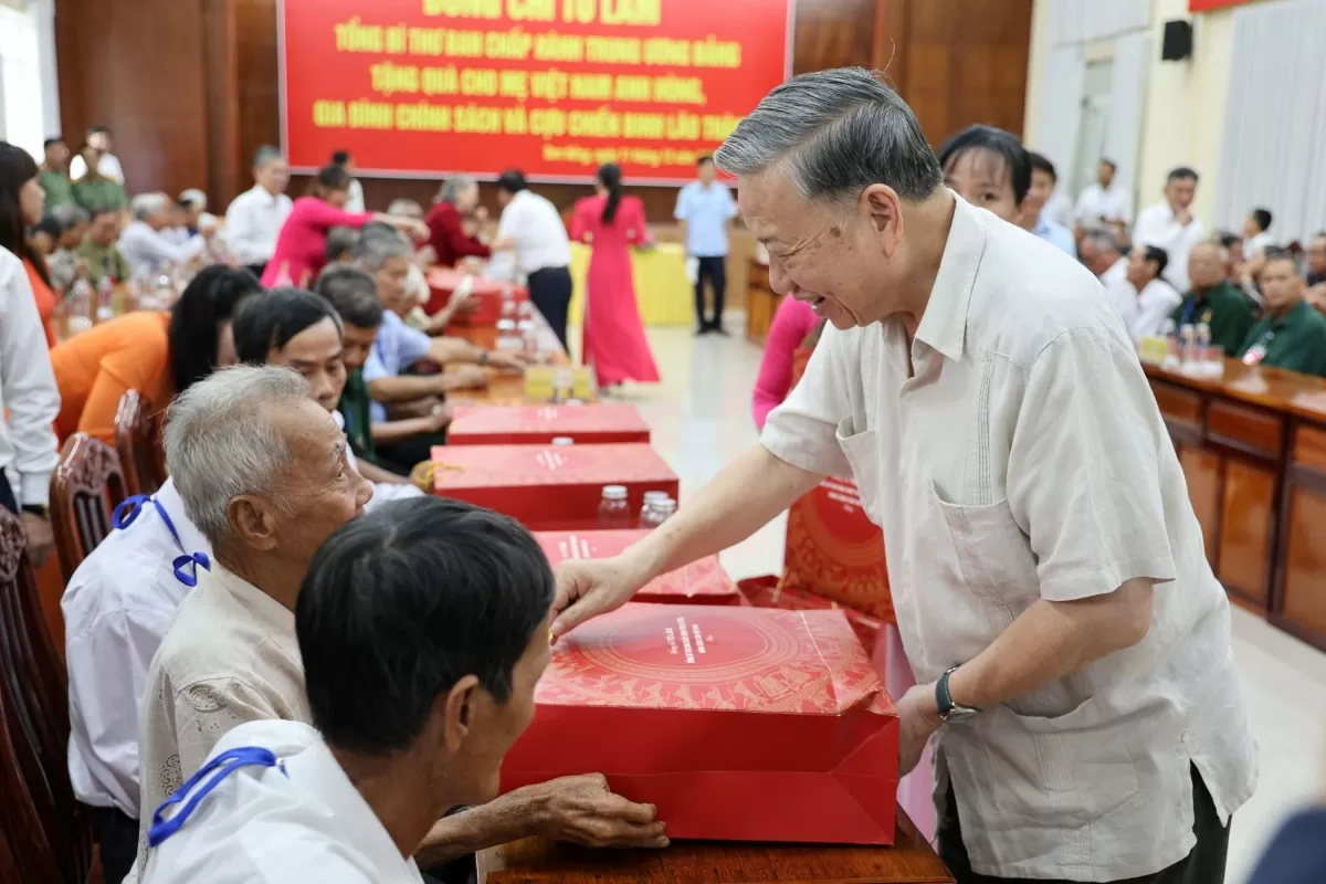 Tổng Bí thư ân cần, thăm hỏi, động viên từng gia đình chính sách, có công với cách mạng của Đồng Tháp