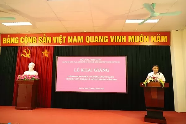 Ông Nguyễn Quang Hồng- Phó Vụ trưởng Vụ Tổ chức Cán bộ phát biểu tại Lễ Khai giảng