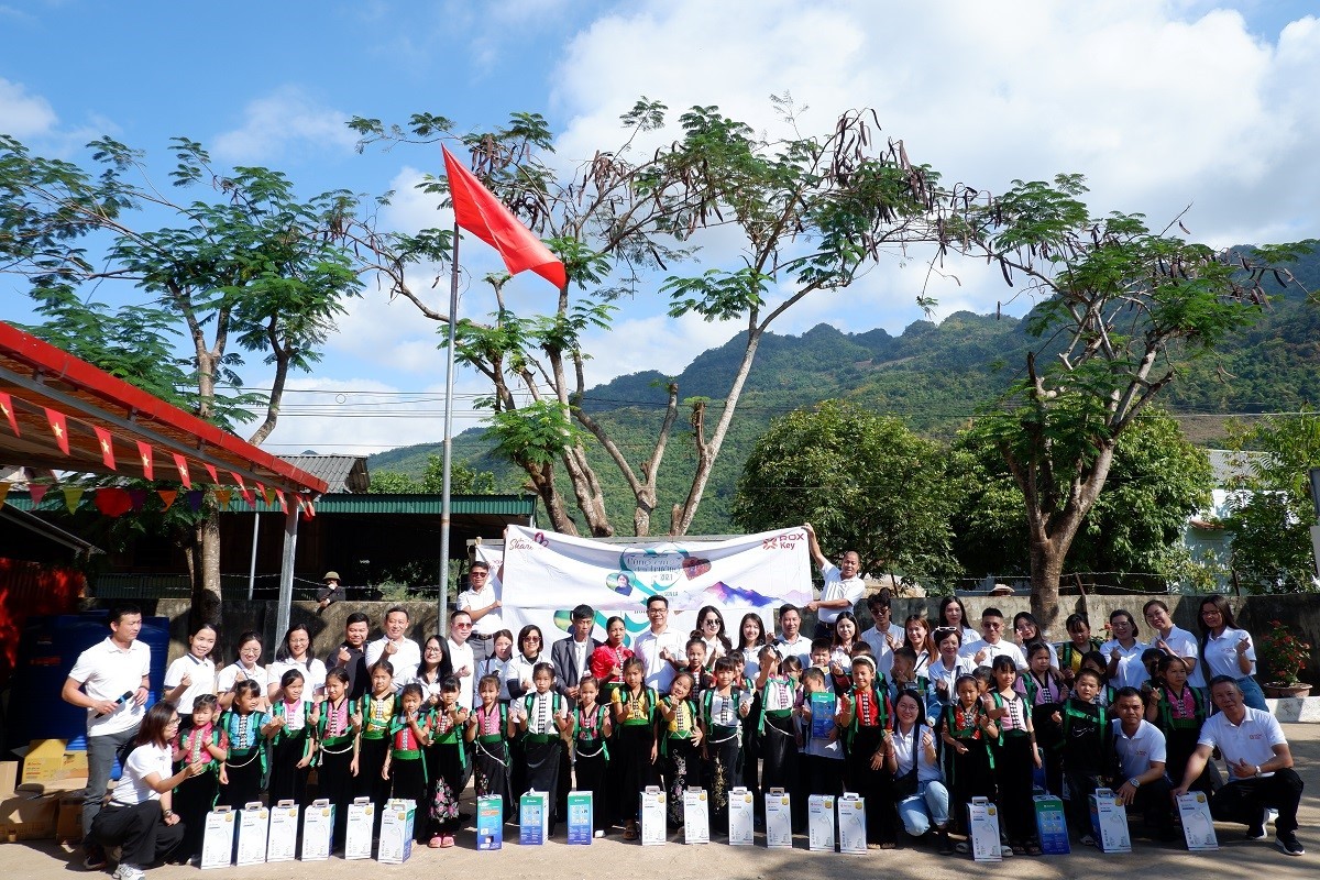 ROX Share mang yêu thương tới điểm trường Chiềng Ban.