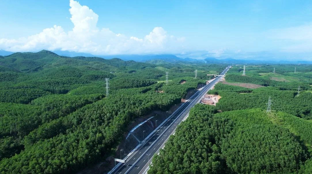 Cao tốc Vân Đồn - Móng Cái có tổng chiều dài 80,23 km, có điểm đầu cao tốc nằm gần sân bay quốc tế Vân Đồn và điểm cuối đấu nối với đường dẫn cầu Bắc Luân 2 (TP Móng Cái).