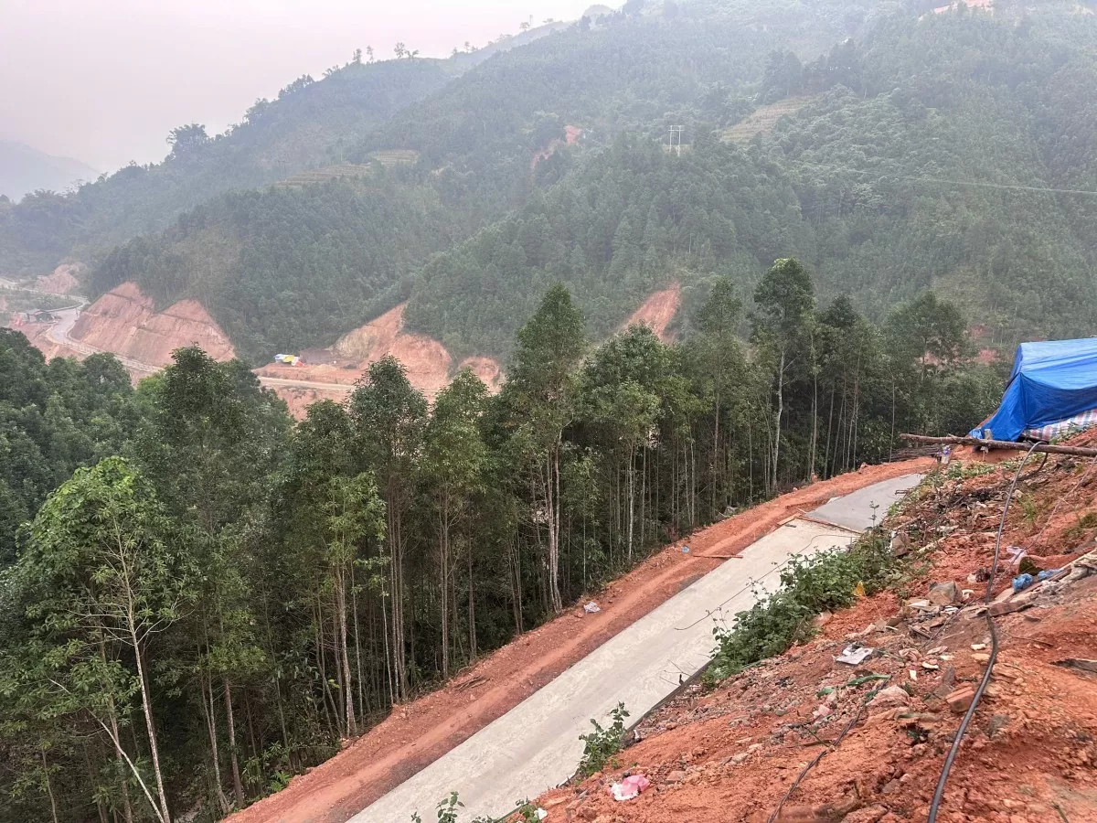 Ngoài tái thiết toàn bộ nhà cửa, xây dựng thành một khu dân cư mới, Petrovietnam và UBND tỉnh Lào Cai còn đầu tư đồng bộ hạ tầng giao thông cho người dân