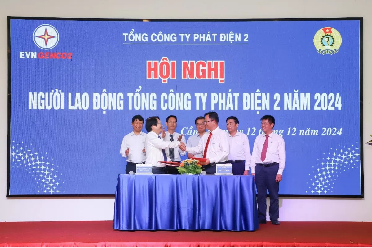 Ông Trần Văn Dư và ông Bùi Văn Thắng thực hiện ký kết Thỏa ước lao động tập thể (Ảnh: Minh Lương)