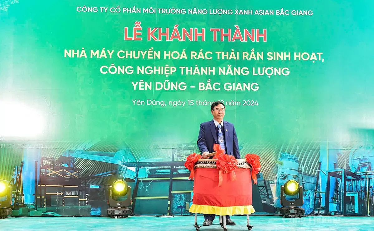 GS.TS Huỳnh Văn Hòa - Chủ tịch Công ty Live Again Group (chủ nhiệm đề tài xử lý rác thải bằng công nghệ sinh hóa nhiệt không phát thải) hạnh phúc khi những thành quả nghiên cứu của mình thành hiện thực, rác thải đã tạo ra được năng lượng đánh những tiếng trống báo hiệu với hồn thiêng sông núi về những thành quả từ nghiên cứu trở thành thực tiễn trong lễ khánh thành nhà máy này