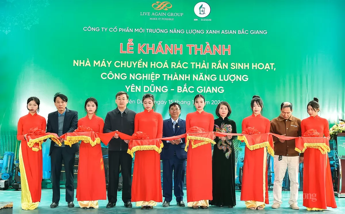 Các đại biểu cắt băng khai mạc Nhà máy chuyển hóa rác thải rắn sinh hoạt, công nghiệp thành năng lượng 