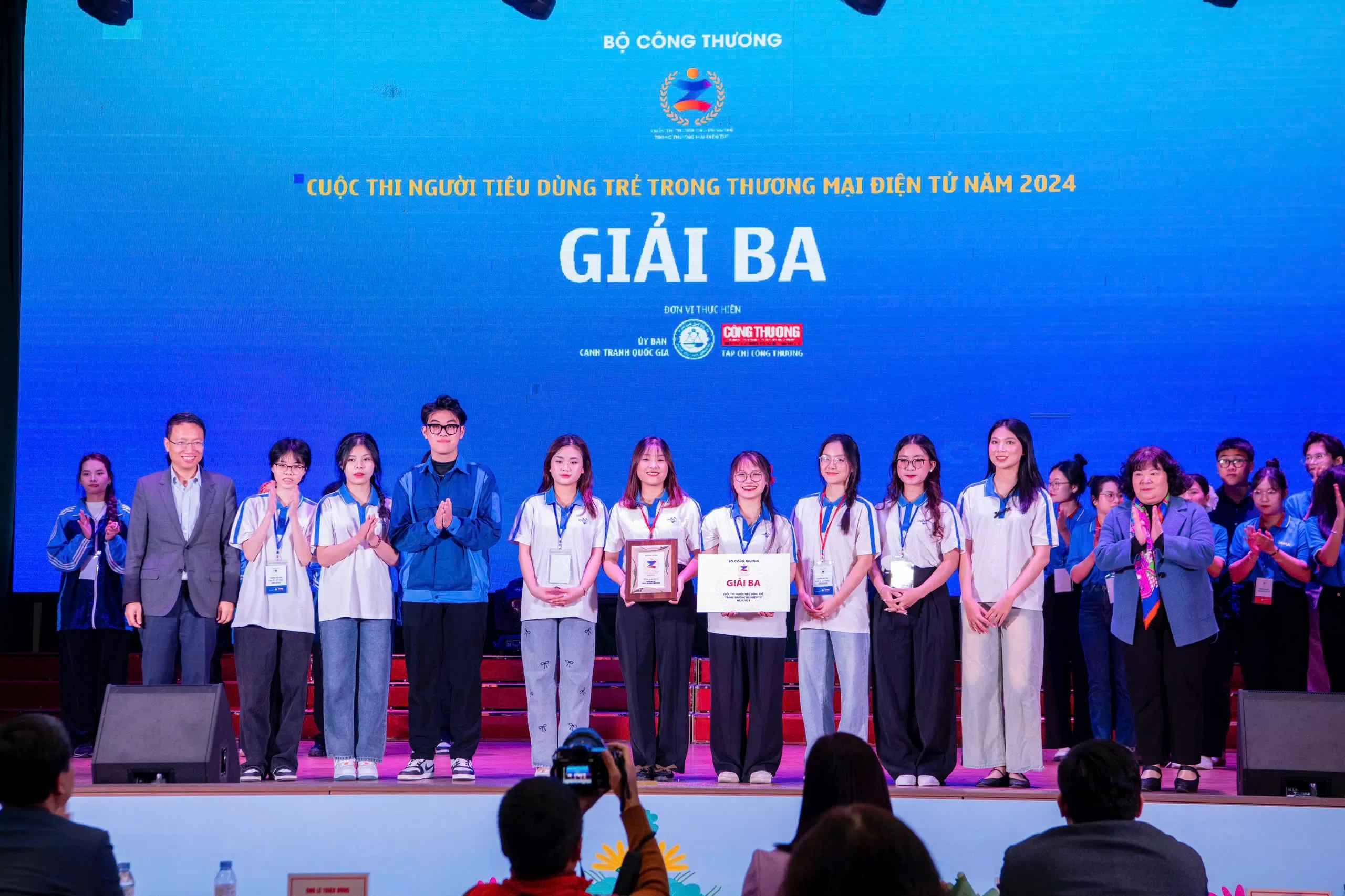 Trường Đại học Thương mại giành giải Nhất Cuộc thi 'Người tiêu dùng trẻ trong thương mại điện tử' năm 2024