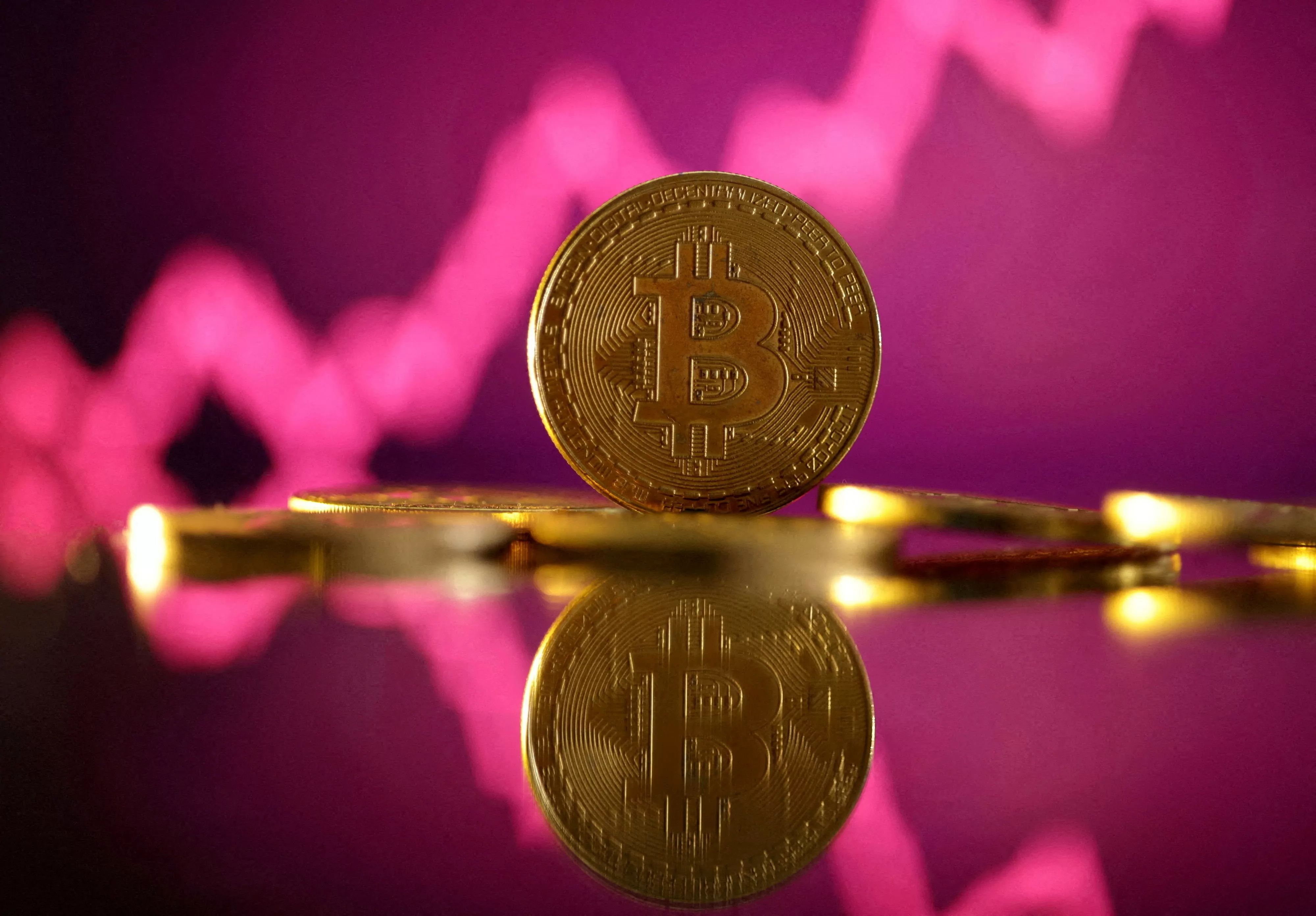 Giá đồng Bitcoin đã tăng mạnh vào phiên sáng thứ 2 đầu tuần tại châu Á. Ảnh: Reuters