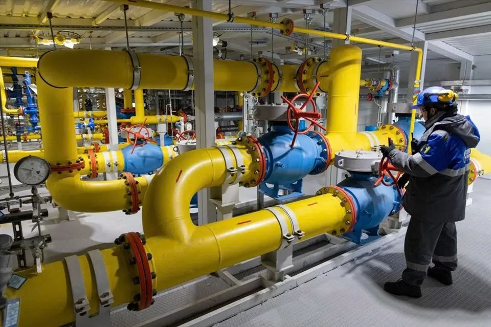 Công nhân vận hành hệ thống đường ống dẫn khí đốt tại thị trấn Boyarka, vùng Kiev, Ukraine. Ảnh: AFP
