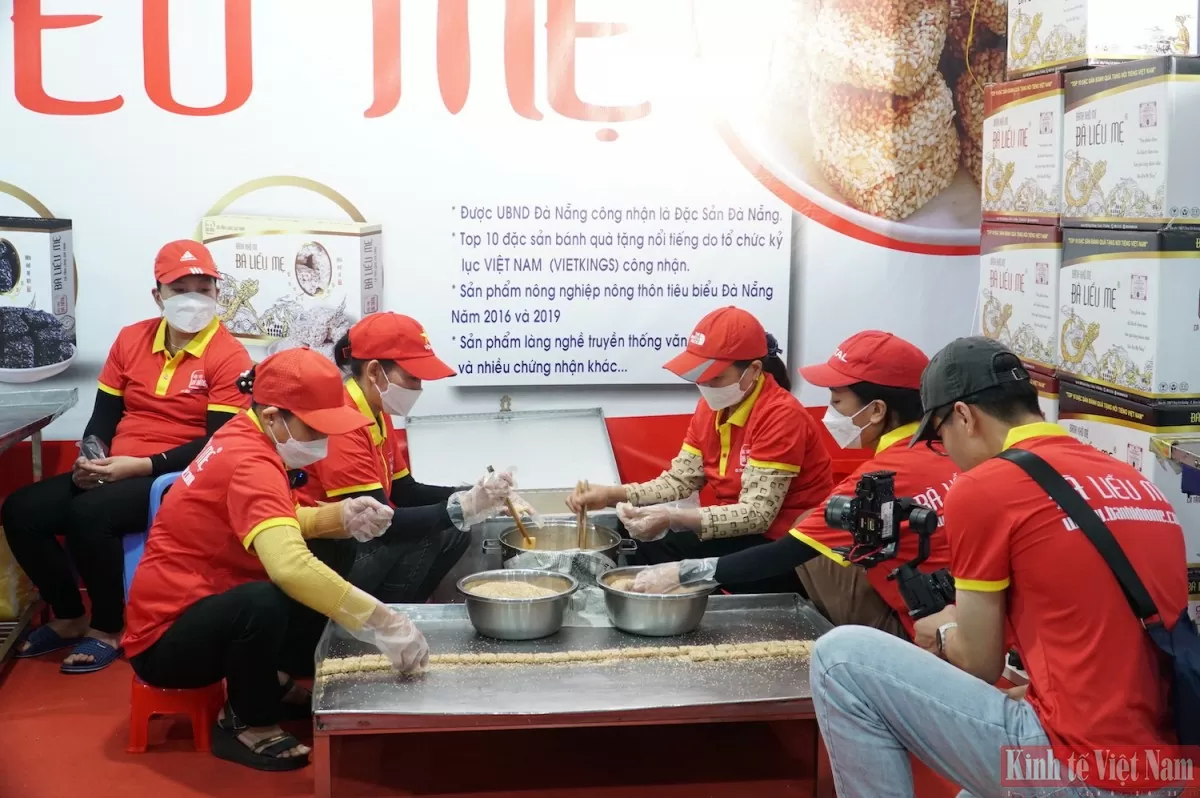 Cơ sở sản xuất bánh khô mẹ Bà Liễu Mẹ đầu tư nguồn lực để thực hiện các hoạt động quảng bá, livestream bán hàng