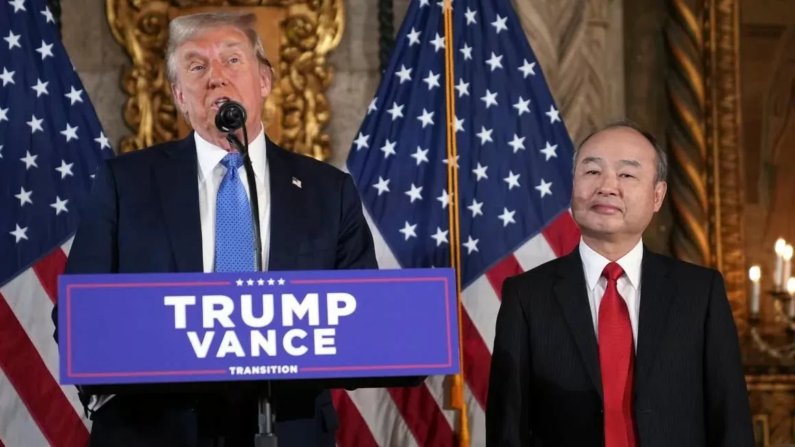 CEO Masayoshi Son của SoftBank (trái) và Tổng thống đắc cử Mỹ Donald Trump trong cuộc gặp ở Mar-a-Lago - Ảnh: AP