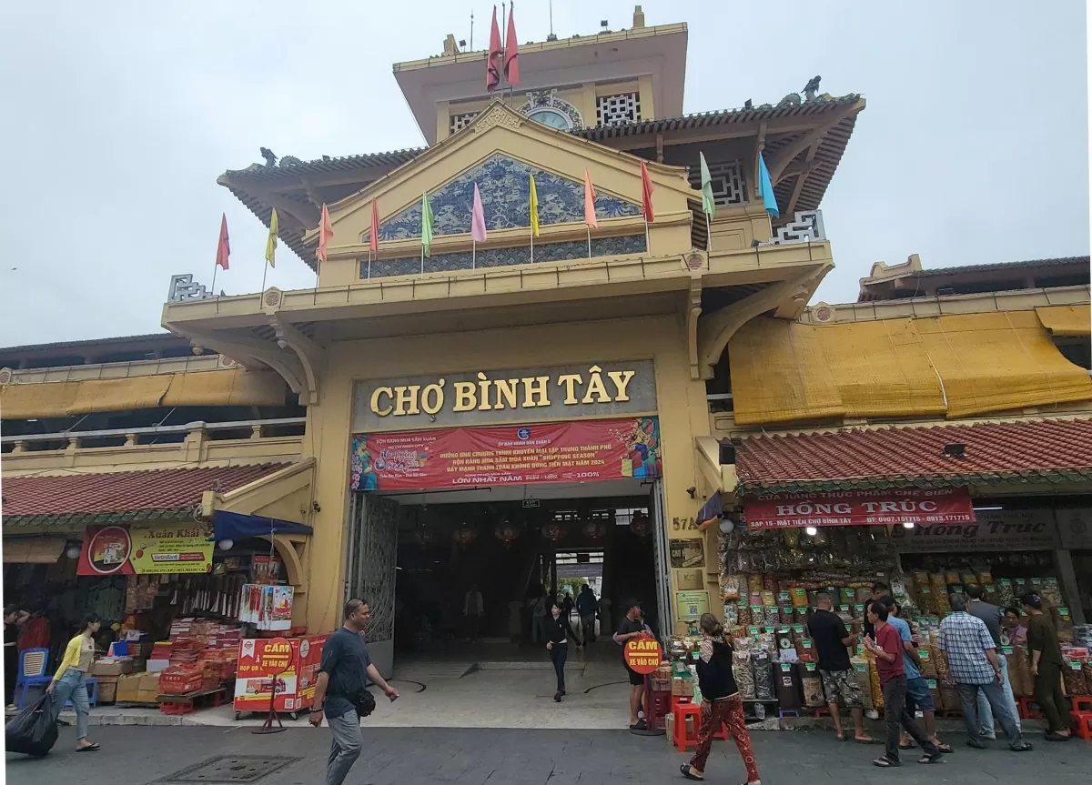 Chợ Bình Tây (quận 6, TP. Hồ Chí Minh) l