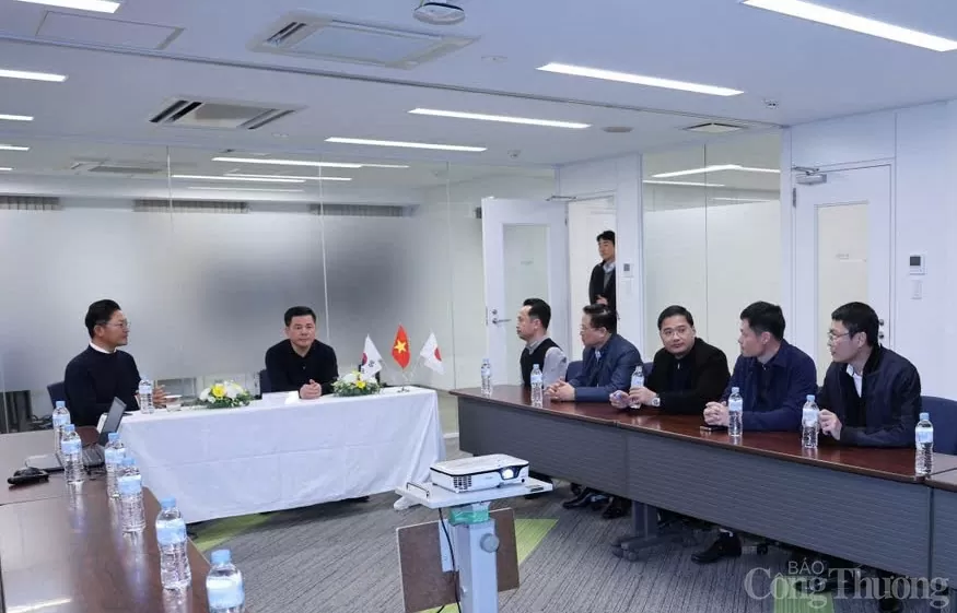 Minister Nguyen Hong Dien visited and worked at the headquarters of the world's leading beverage manufacturing group.