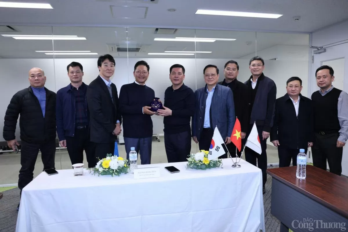 Minister Nguyen Hong Dien visited and worked at the headquarters of the world's leading beverage manufacturing group.